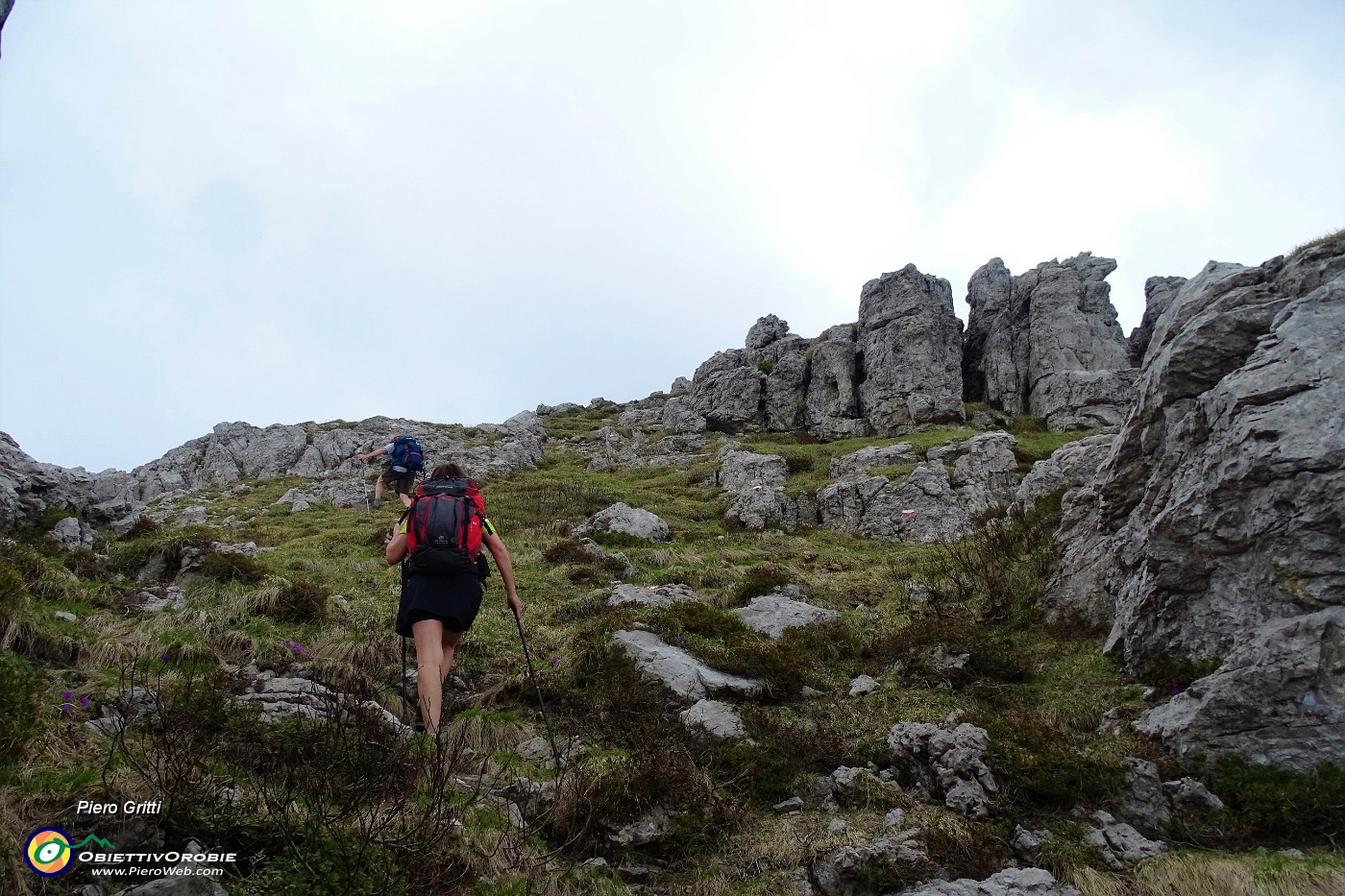 49 In decisa salita tra roccioni....JPG